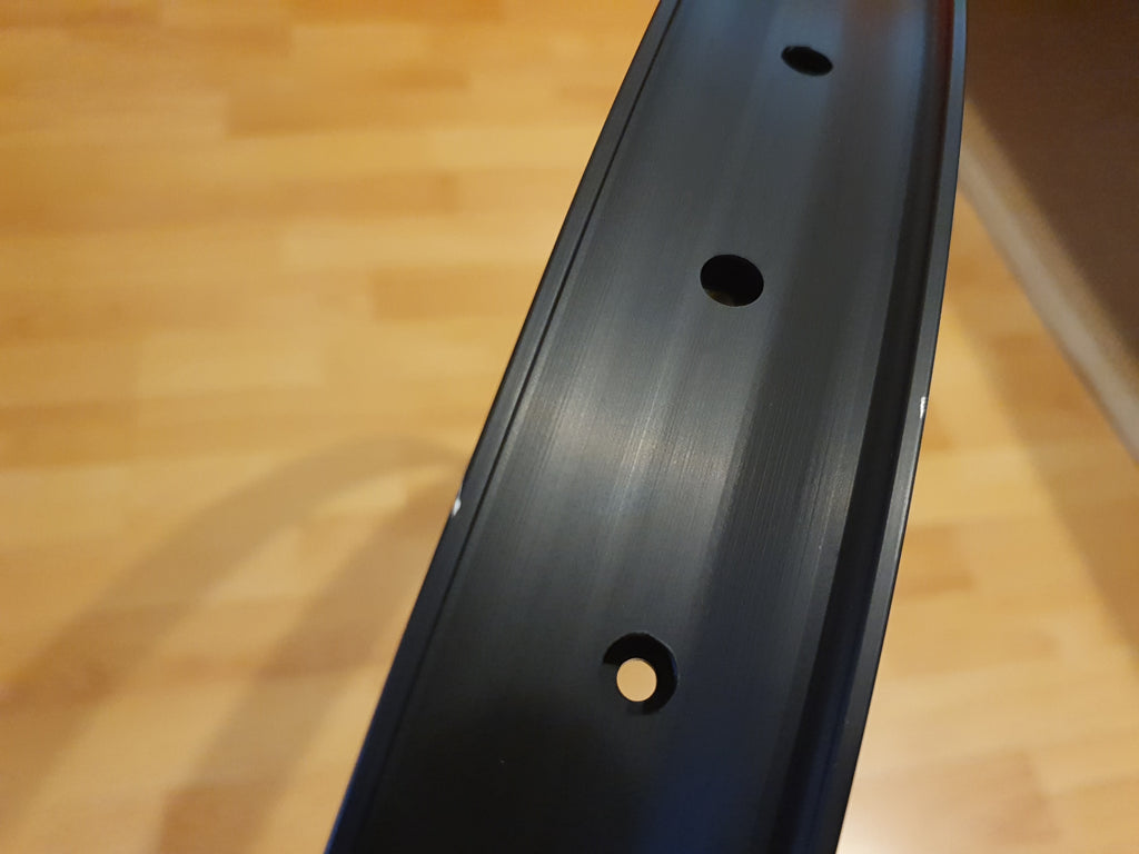 Dually 27.5” - 36H - Black- Scratched